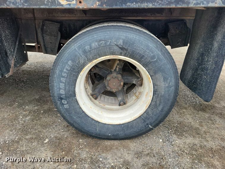 image for item NK9846 1984 International  1654 flatbed truck