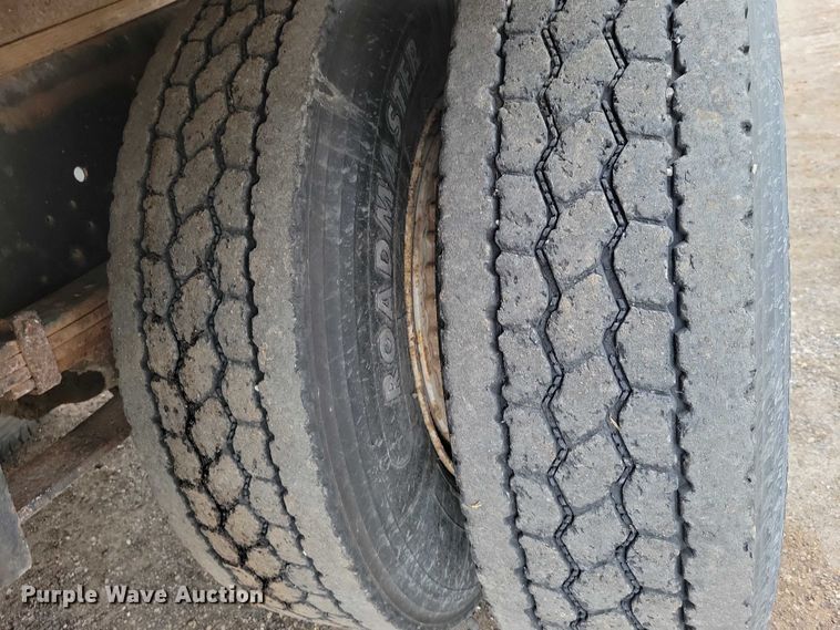 image for item NK9846 1984 International  1654 flatbed truck