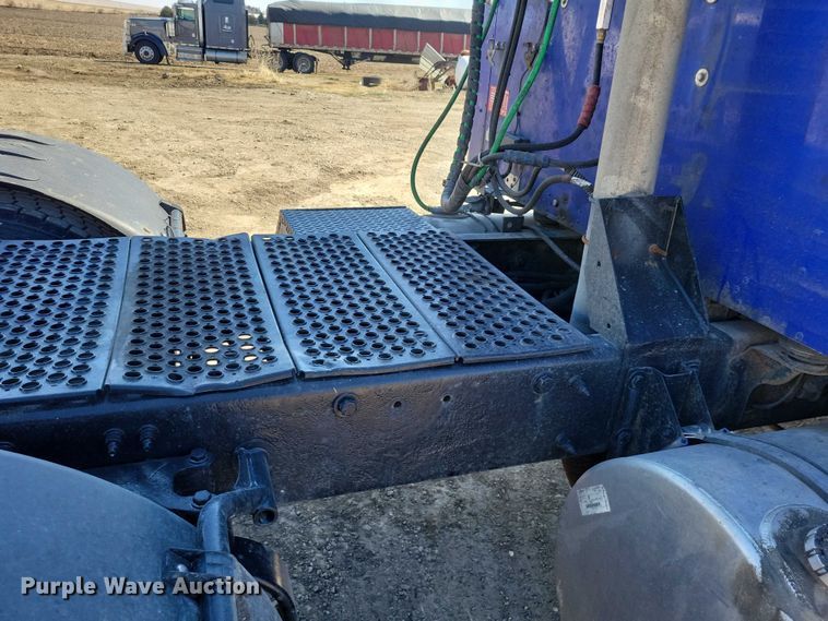 image for item NK9945 2010 Kenworth  T660 semi truck