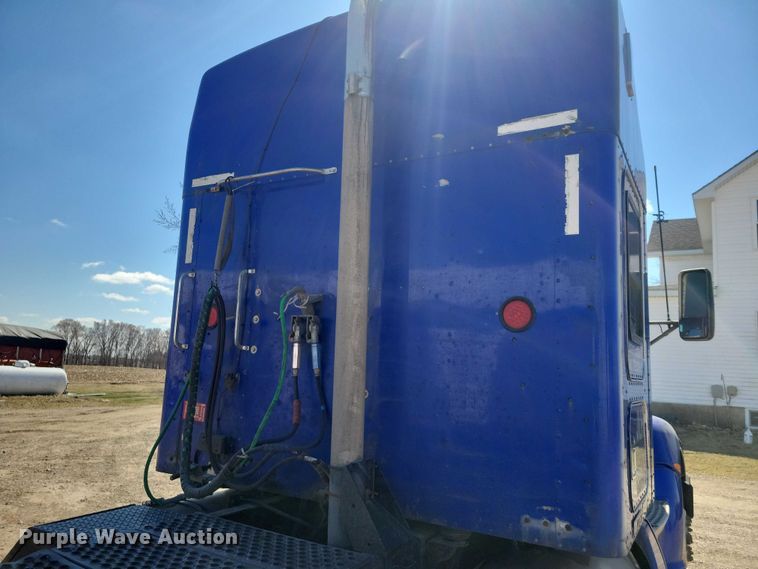 image for item NK9945 2010 Kenworth  T660 semi truck