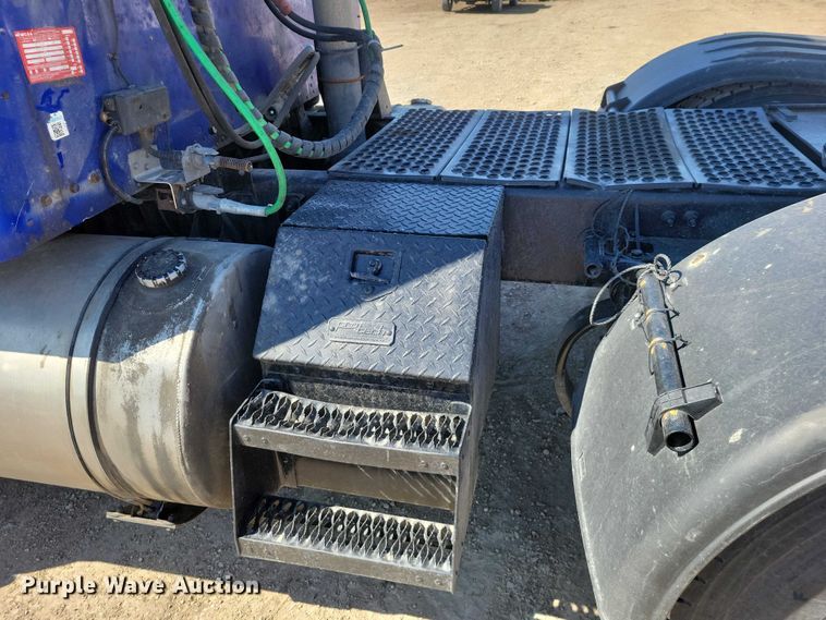 image for item NK9945 2010 Kenworth  T660 semi truck