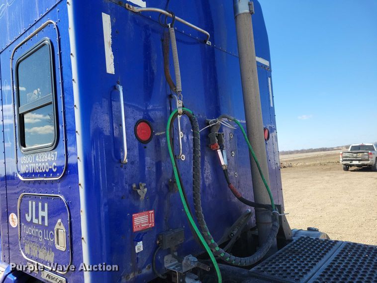 image for item NK9945 2010 Kenworth  T660 semi truck