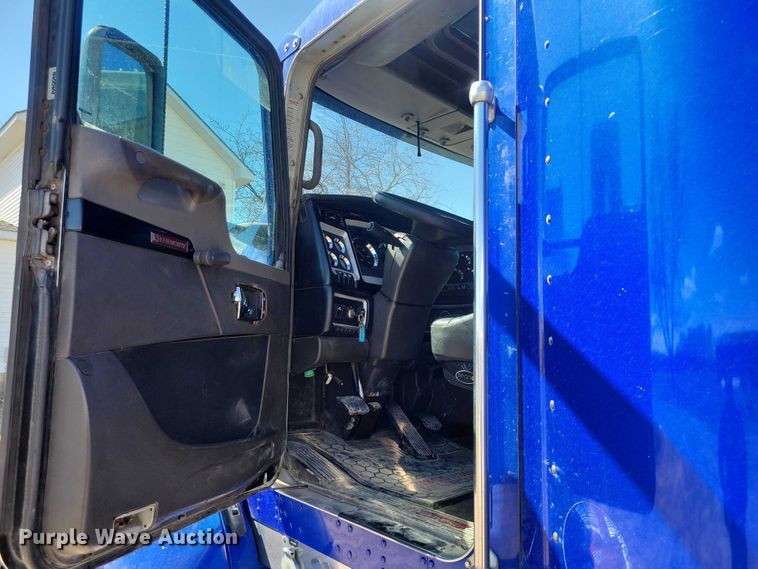 image for item NK9945 2010 Kenworth  T660 semi truck