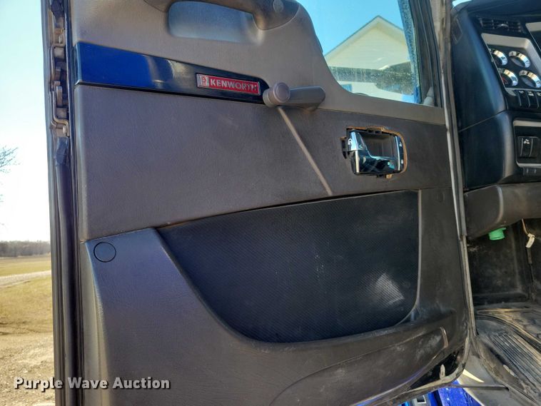 image for item NK9945 2010 Kenworth  T660 semi truck