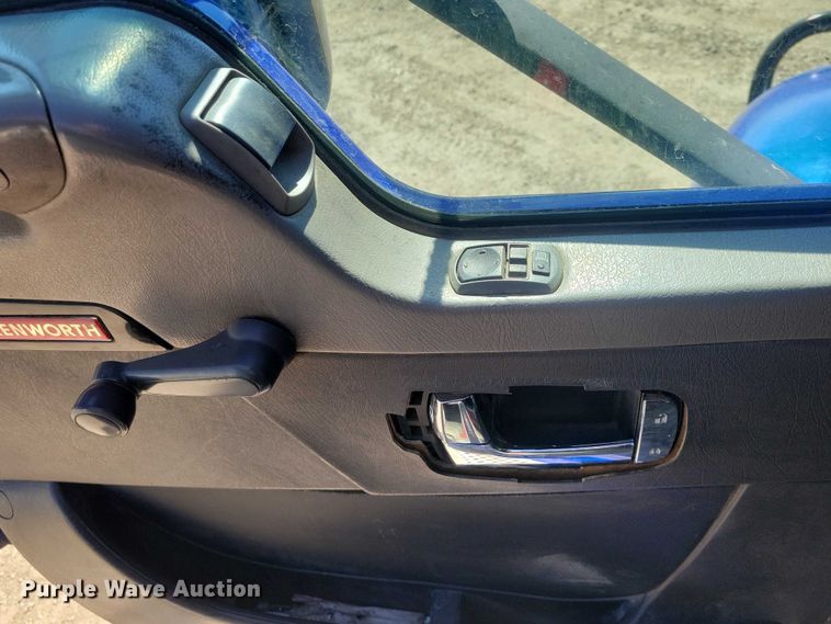 image for item NK9945 2010 Kenworth  T660 semi truck