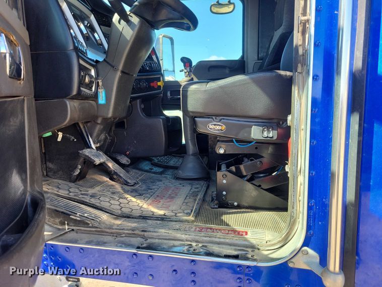 image for item NK9945 2010 Kenworth  T660 semi truck