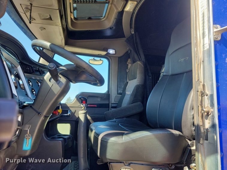 image for item NK9945 2010 Kenworth  T660 semi truck