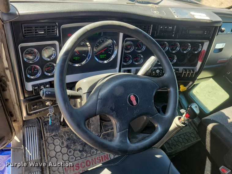 image for item NK9945 2010 Kenworth  T660 semi truck