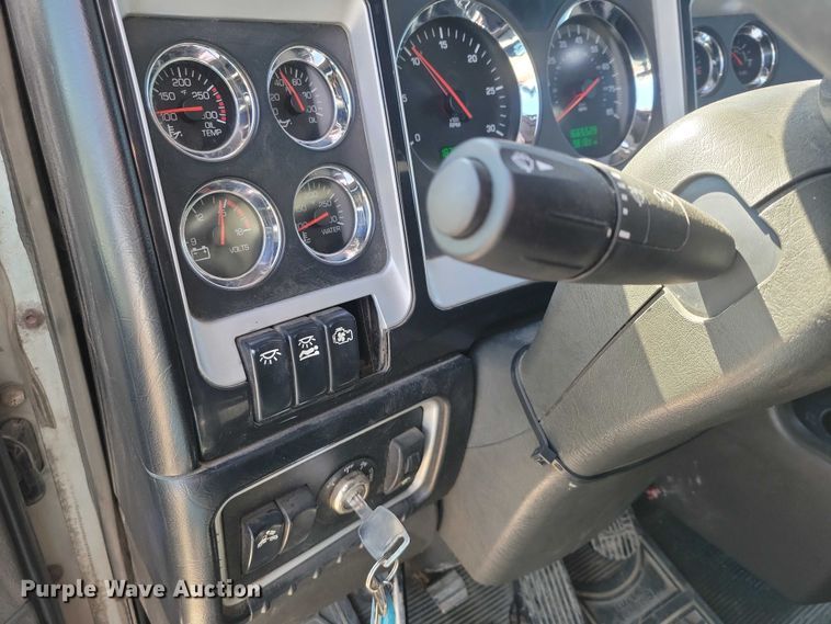 image for item NK9945 2010 Kenworth  T660 semi truck