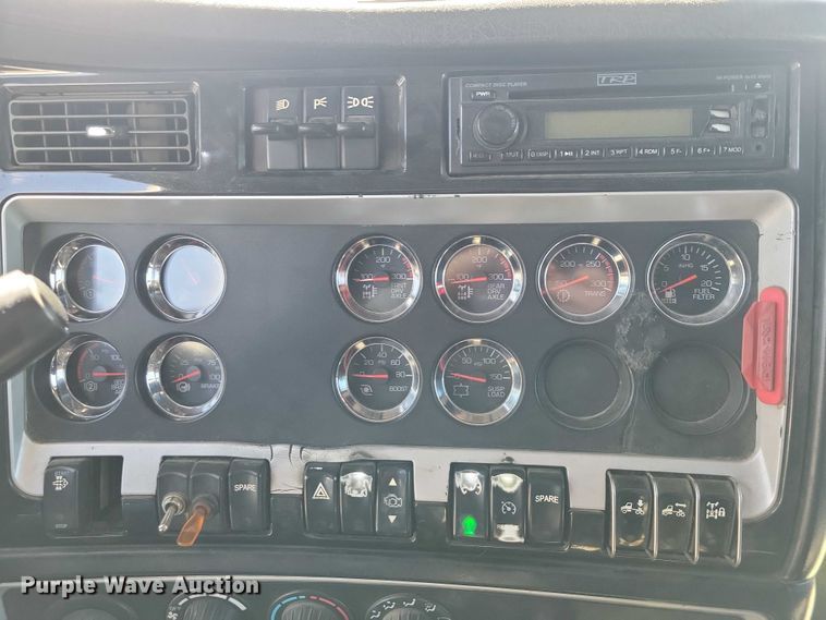 image for item NK9945 2010 Kenworth  T660 semi truck