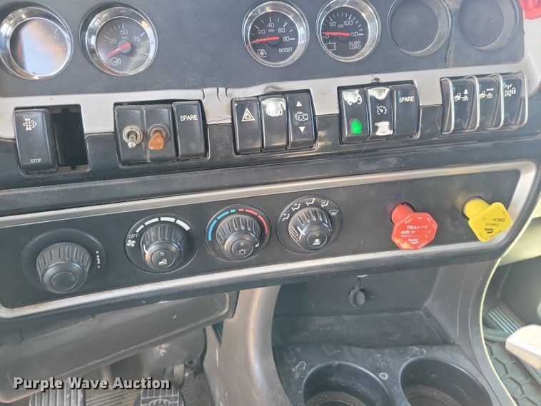 image for item NK9945 2010 Kenworth  T660 semi truck