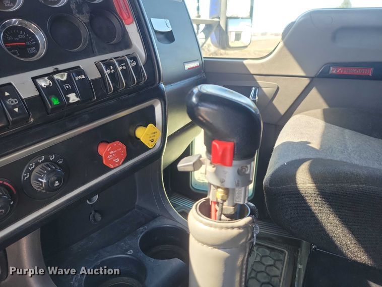 image for item NK9945 2010 Kenworth  T660 semi truck