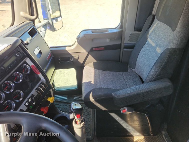 image for item NK9945 2010 Kenworth  T660 semi truck