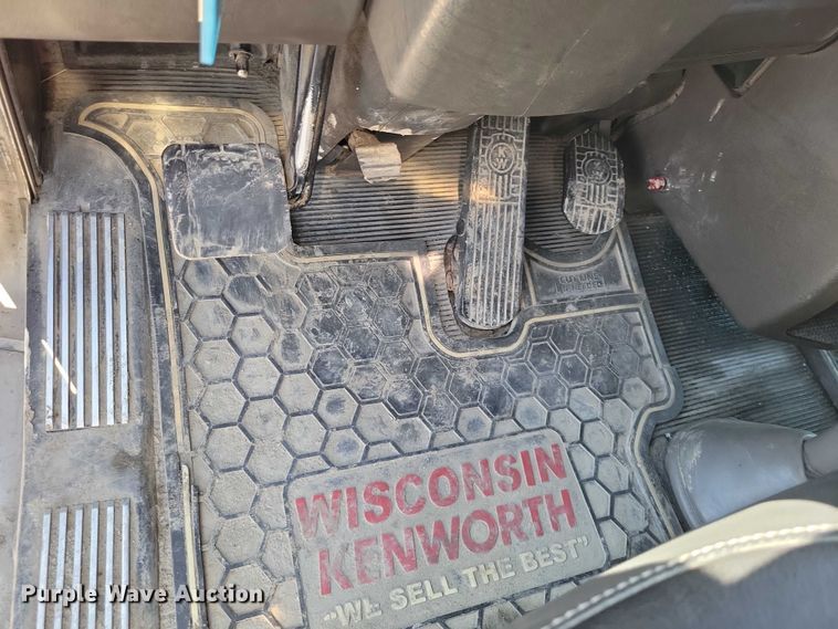 image for item NK9945 2010 Kenworth  T660 semi truck