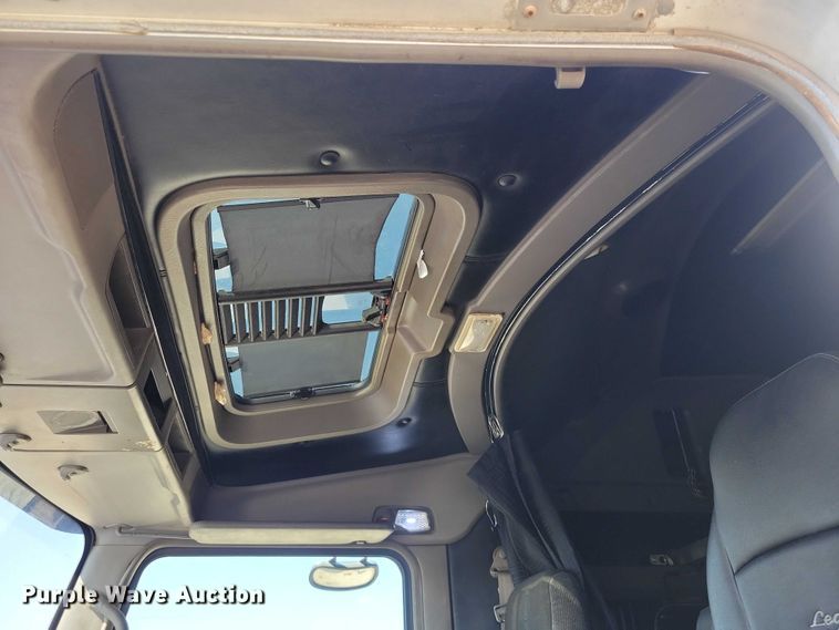 image for item NK9945 2010 Kenworth  T660 semi truck