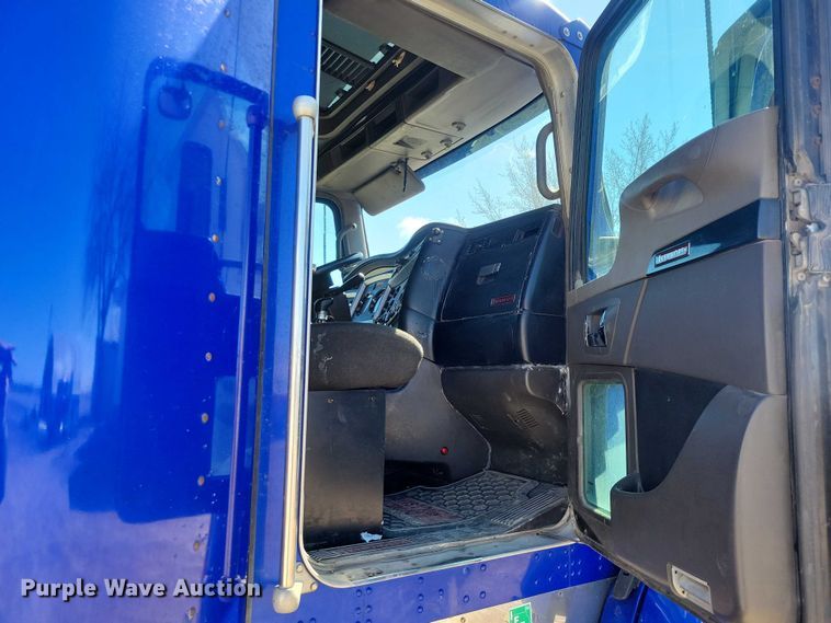 image for item NK9945 2010 Kenworth  T660 semi truck