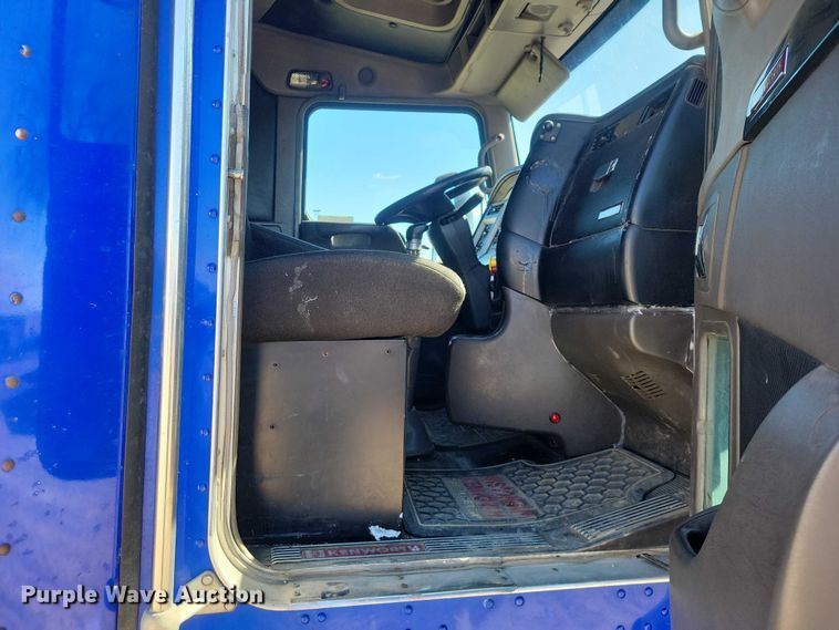 image for item NK9945 2010 Kenworth  T660 semi truck