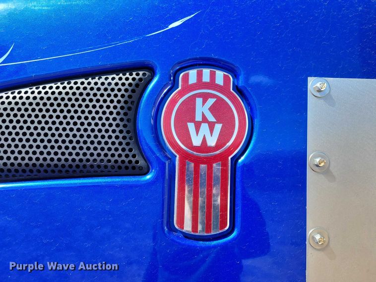 image for item NK9945 2010 Kenworth  T660 semi truck