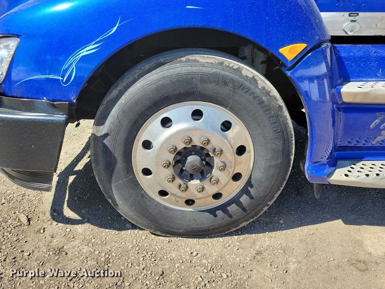 image for item NK9945 2010 Kenworth  T660 semi truck