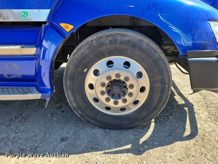 image for item NK9945 2010 Kenworth  T660 semi truck