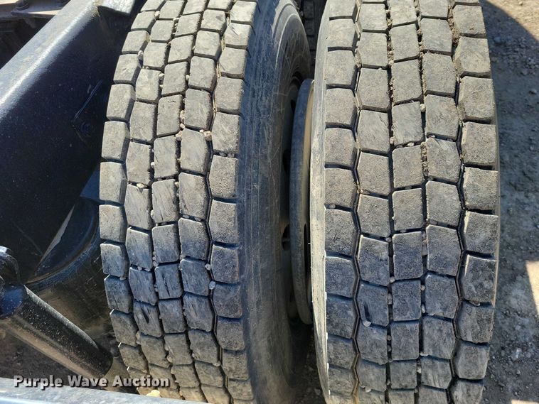 image for item NK9945 2010 Kenworth  T660 semi truck