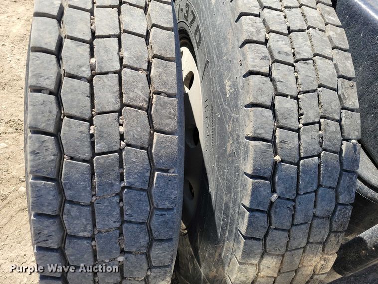 image for item NK9945 2010 Kenworth  T660 semi truck