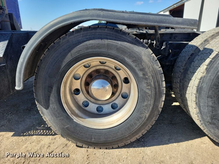 image for item NK9945 2010 Kenworth  T660 semi truck