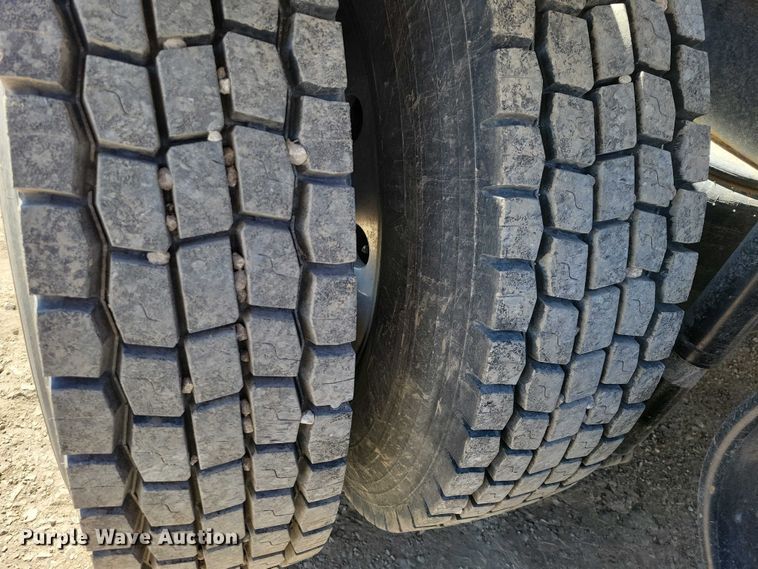 image for item NK9945 2010 Kenworth  T660 semi truck