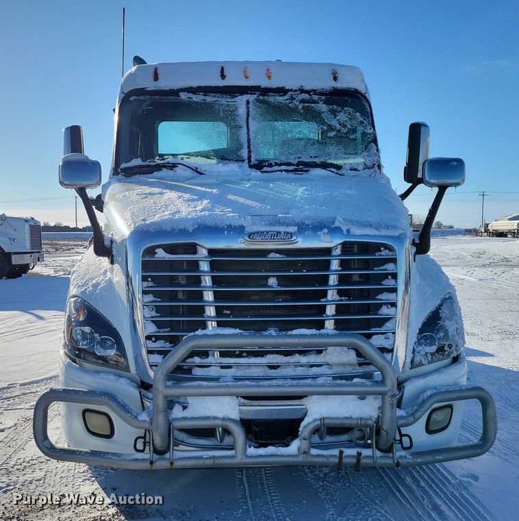 image for item NO9927 2014 Freightliner Cascadia semi truck