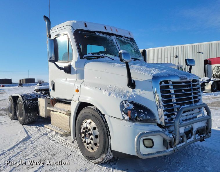 image for item NO9927 2014 Freightliner Cascadia semi truck