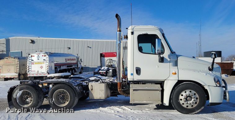 image for item NO9927 2014 Freightliner Cascadia semi truck