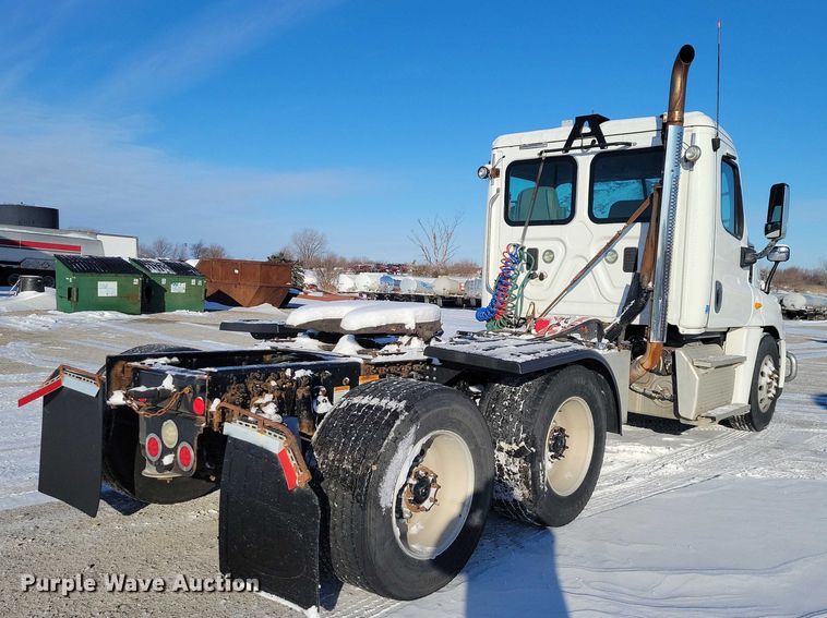 image for item NO9927 2014 Freightliner Cascadia semi truck