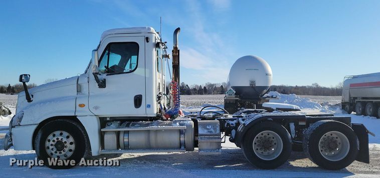 image for item NO9927 2014 Freightliner Cascadia semi truck