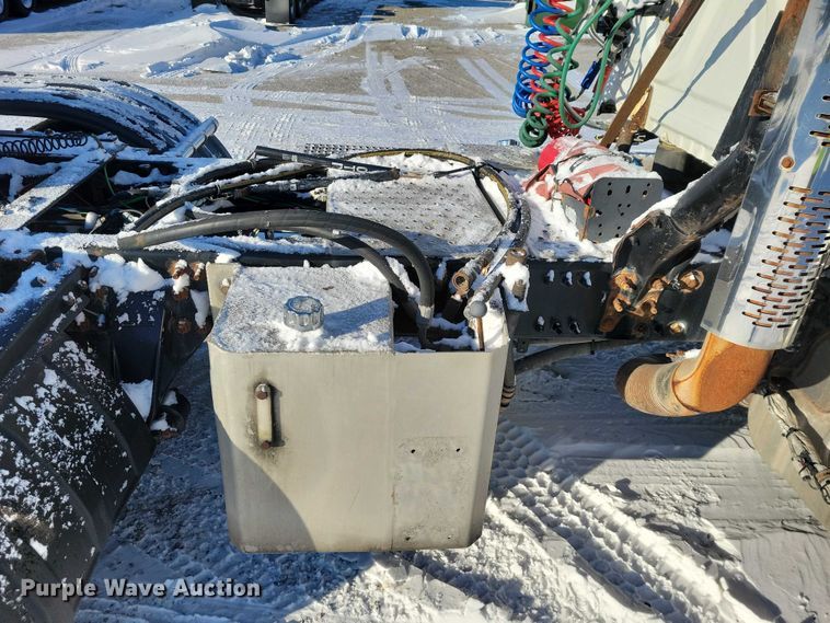 image for item NO9927 2014 Freightliner Cascadia semi truck