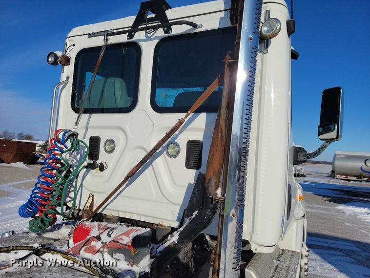 image for item NO9927 2014 Freightliner Cascadia semi truck