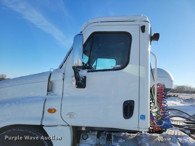 image for item NO9927 2014 Freightliner Cascadia semi truck