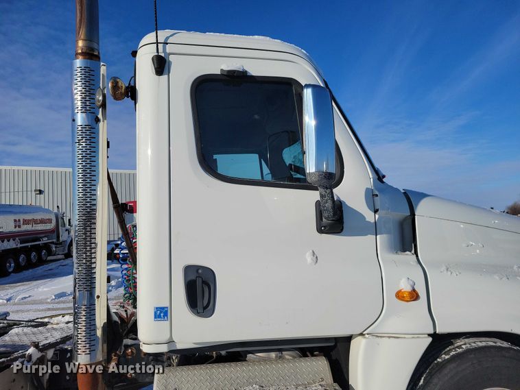 image for item NO9927 2014 Freightliner Cascadia semi truck