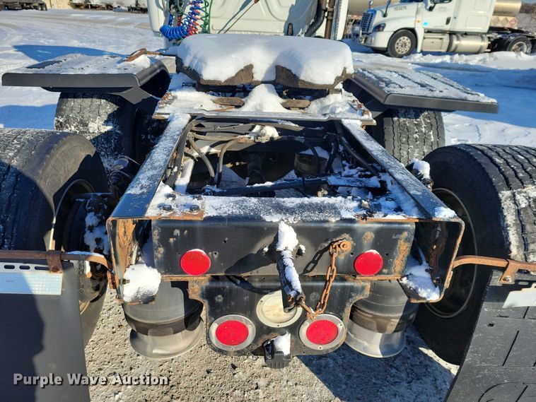 image for item NO9927 2014 Freightliner Cascadia semi truck