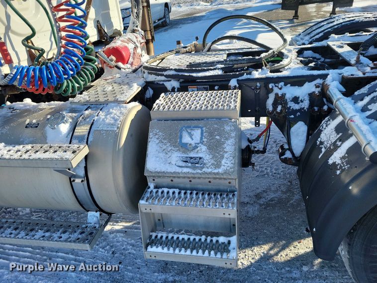 image for item NO9927 2014 Freightliner Cascadia semi truck