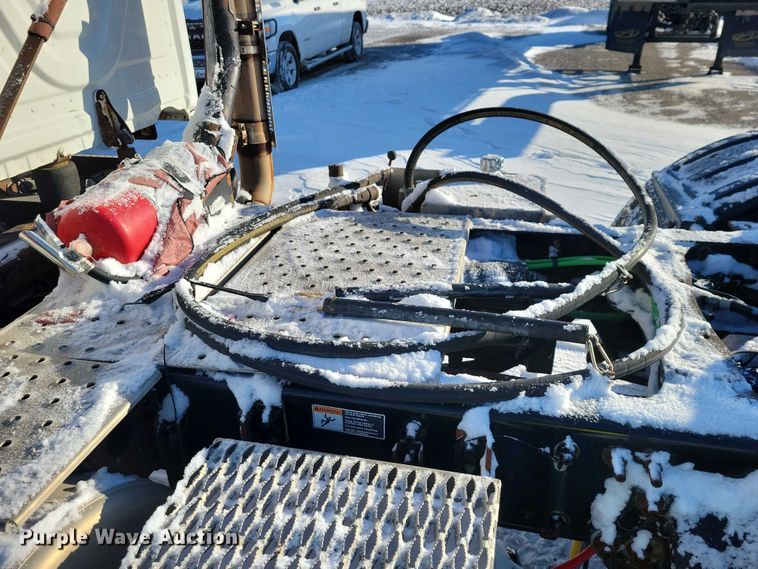 image for item NO9927 2014 Freightliner Cascadia semi truck