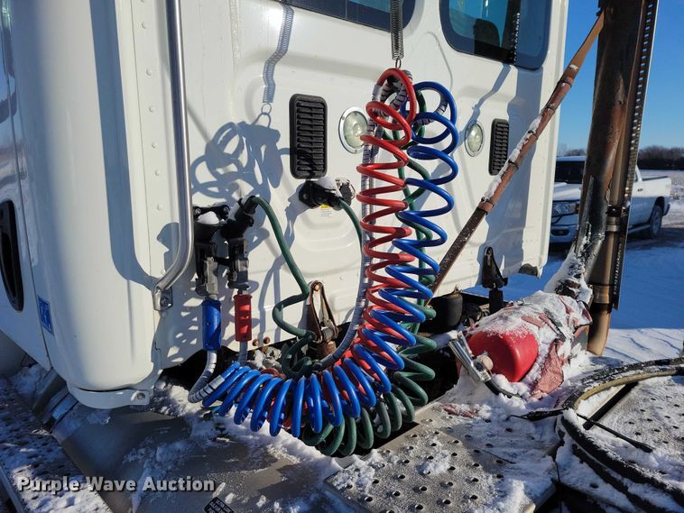 image for item NO9927 2014 Freightliner Cascadia semi truck