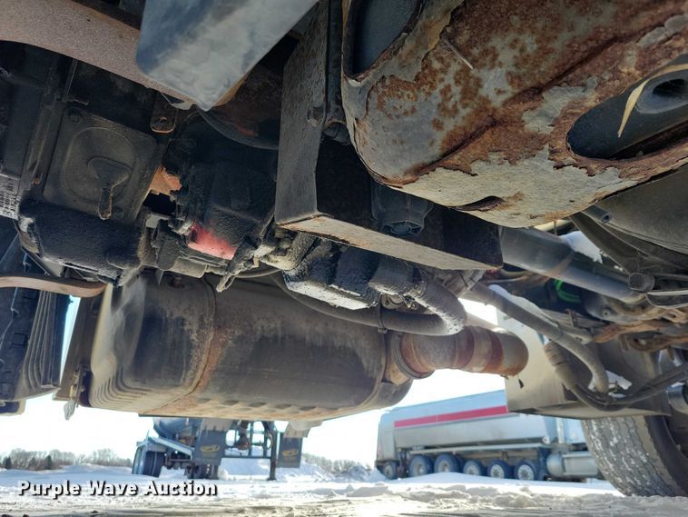 image for item NO9927 2014 Freightliner Cascadia semi truck