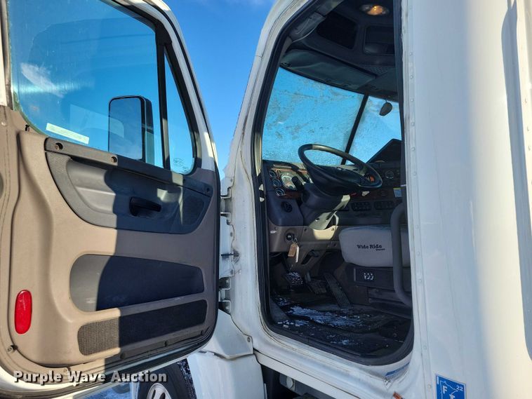 image for item NO9927 2014 Freightliner Cascadia semi truck