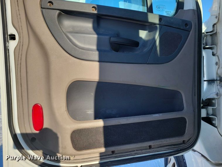 image for item NO9927 2014 Freightliner Cascadia semi truck