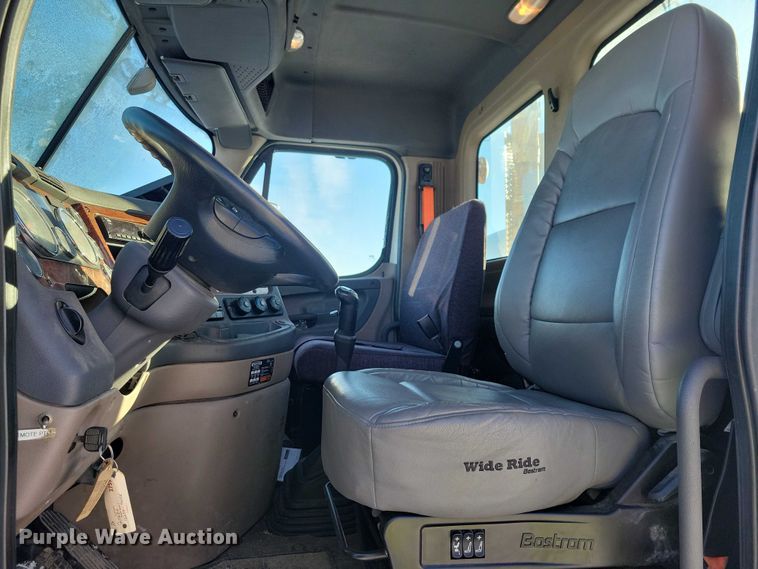 image for item NO9927 2014 Freightliner Cascadia semi truck