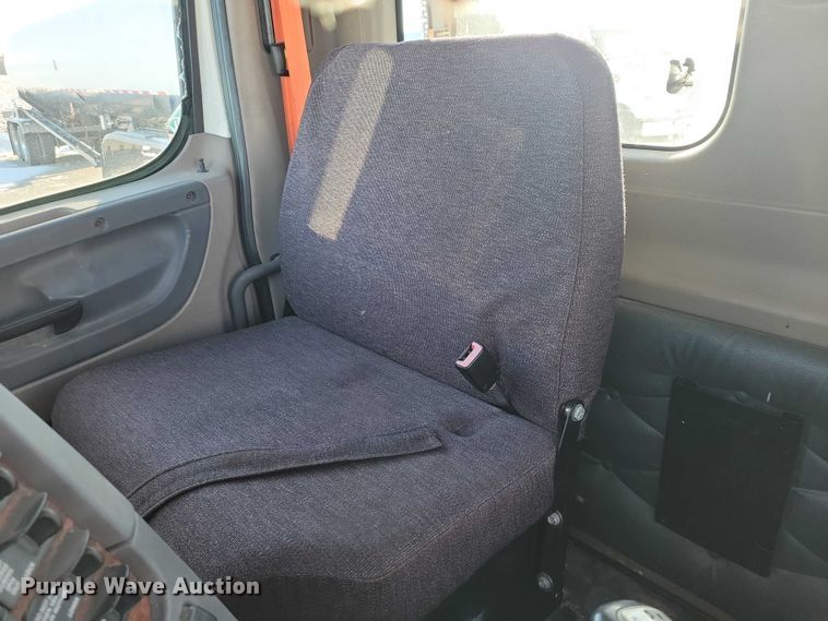 image for item NO9927 2014 Freightliner Cascadia semi truck