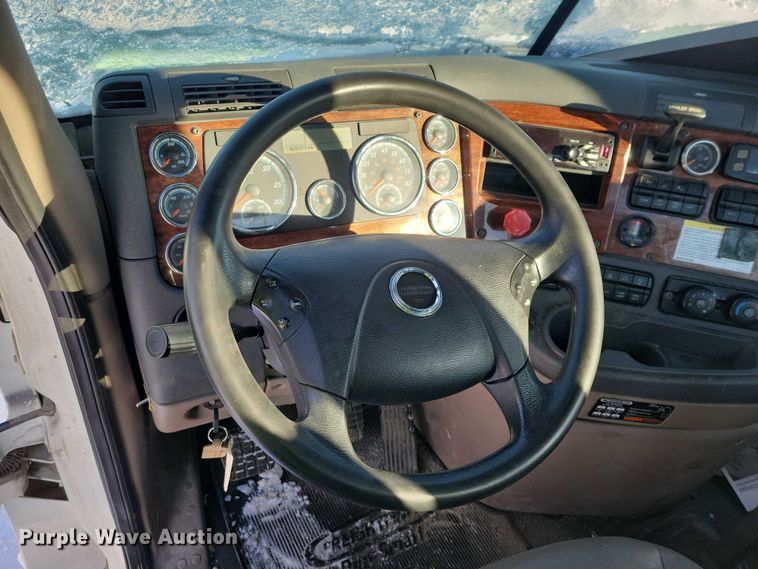 image for item NO9927 2014 Freightliner Cascadia semi truck