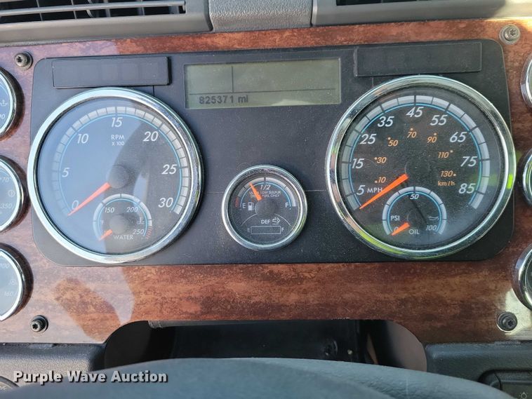 image for item NO9927 2014 Freightliner Cascadia semi truck