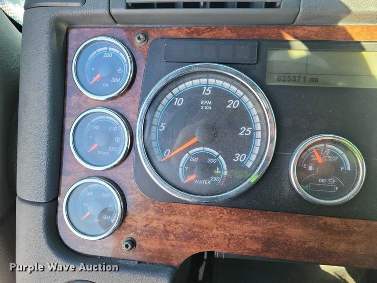 image for item NO9927 2014 Freightliner Cascadia semi truck