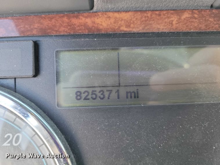 image for item NO9927 2014 Freightliner Cascadia semi truck